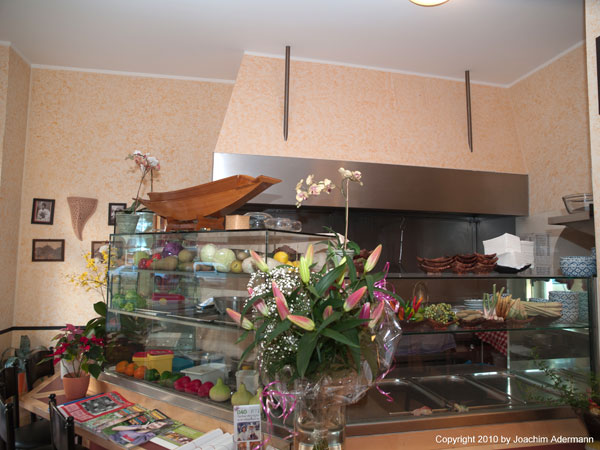 Vorn die edle Suppenküche aus Edelstahl