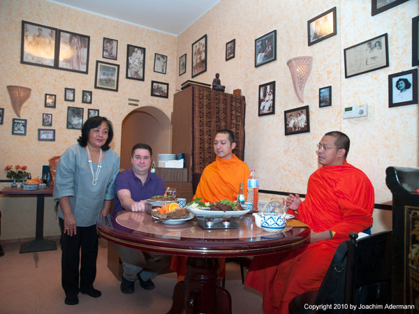 Dao, Thomas und die beiden Mönche bei der Weihe