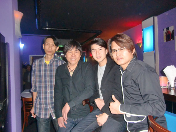 Yad mit DJ und Sänger im Excite