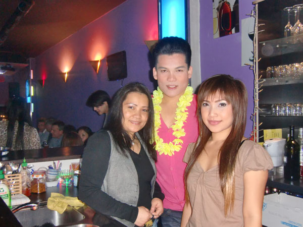 Jimmy mit Sänger und Sängerin in ihrer Excite-Thai-Karaoke am Adenauer Platz