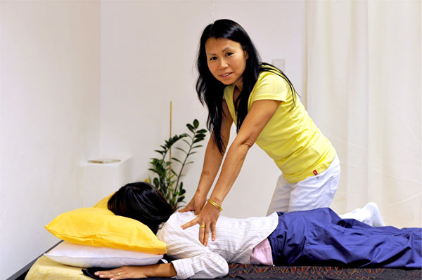 Chefin Phanor bei der Thaimassage