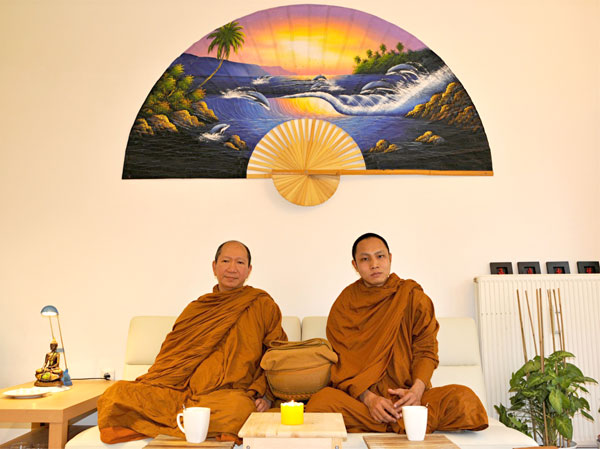 Diese beiden Mönche weihten die Phanor Thaimassage für Frauen in Berlin Tempelhof