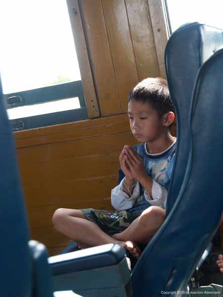 Stille Beobachtung im Zug nach Chiang Mai