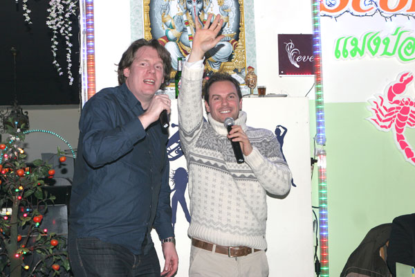 Auch Farangs feierten mit und gaben ein Ständchen