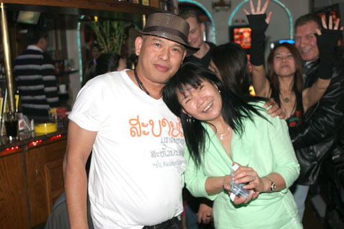 Thaifrau Oy ist bei ihrer Party ganz aus dem Häusschen.