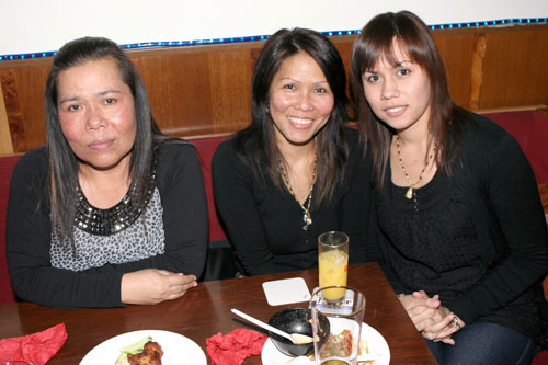 Drei Thaifrauen im Scorpion, rechts junge Mama Nathaly