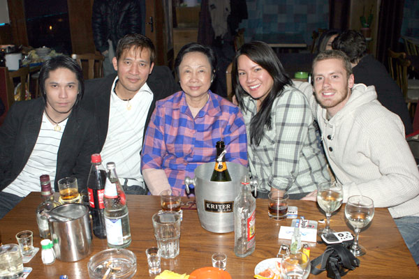 Muntere Runde mit den üblichen Erfrischungsgetränken im Berliner Thai-Musik-Cafe Scorpion.