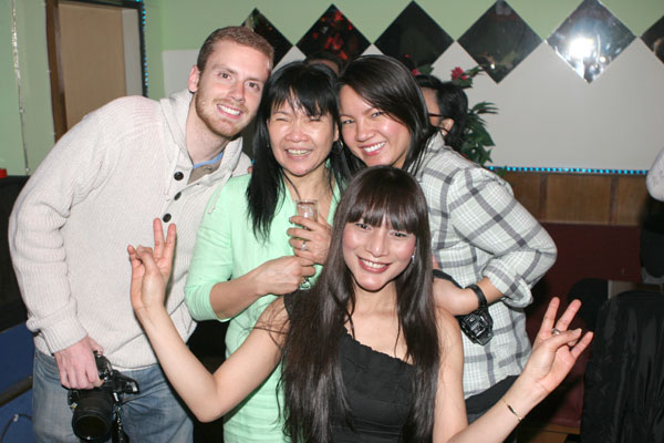 Oy in der Mitte, Malee in Front