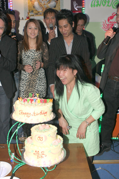 Oy ist beileibe kein Kind von Traurigkeit, ihr Micha weiss das bestimmt.