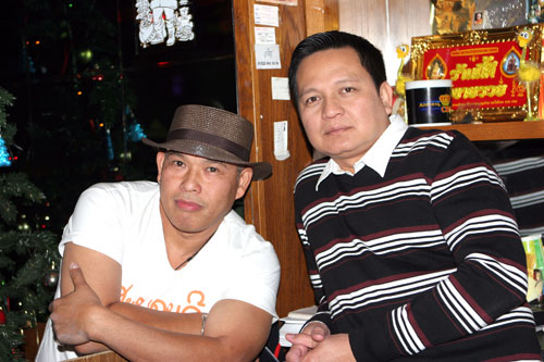 Rechts, das ist Sombat, der Chef vom Scorpion alias der Mann, der niemals lacht.