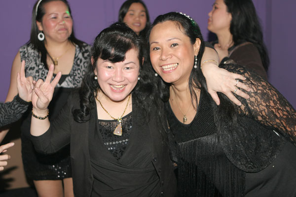 Ganz fröhliche Menschen: Thaifrau Dung Ding und Porn Michigo, von links