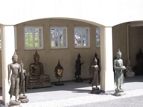 Buddha Statuen im Parkschlösschen Bad Wildstein