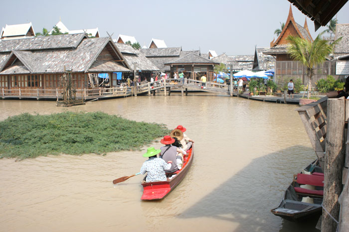 Bootseinfahrt in den Floating Market von Pattaya.