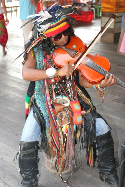 Bunter Geiger im Floating Market von Pattaya.