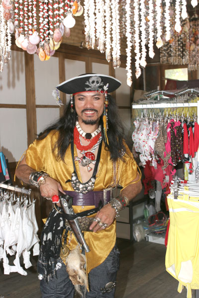 Echter Seeräuber im Floating Market von Pattaya.