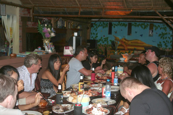 Gemütliche Runde am Abend im Bee Nat Garden Resort