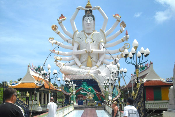 Buddha-Statue in der Nähe des Bee Nat Garden Resort