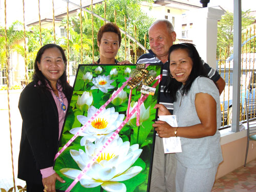 Rechts Pi Noi, dann Rainer und Sohnemann Api und eine Freundin mit dem Geschenk.