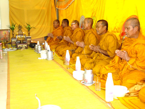 Die Mönche weihen des neue Haus.