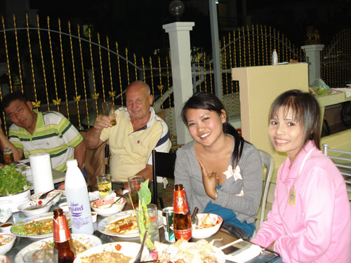 Abendliche Feier zum neuen Haus in Bangkok.