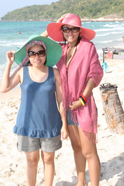 Zwei hübsche Thais on the beach vor Pattaya.