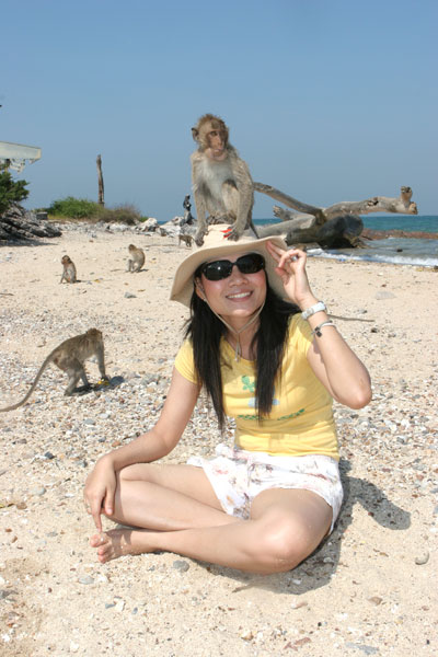Hut mit Äffchen auf einer Thaifrau - das ist Monkey Island.