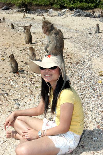 Thaifrau mit Affe auf Kopp