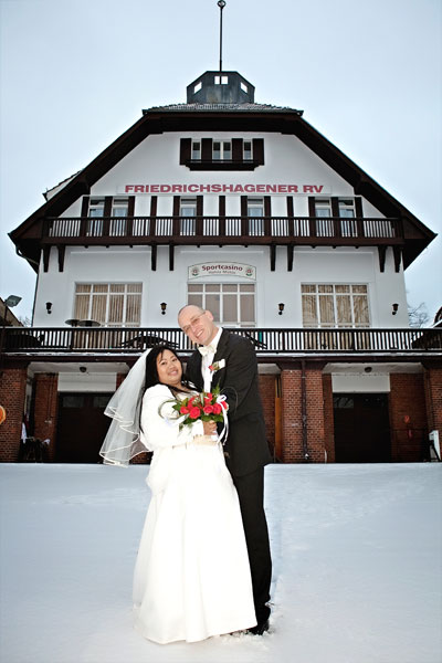 Das Brautpaar vor dem Vereinshaus