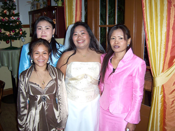 Die glückliche Braut mit ihren Freundinnen