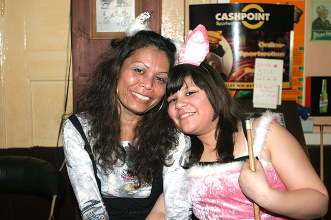 Das ist Thaifrau Kria, die Chefin der Berliner Musik-Kneipe Brienzer Eck