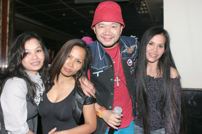 Der Thaistar mit drei schönen Thaifrauen