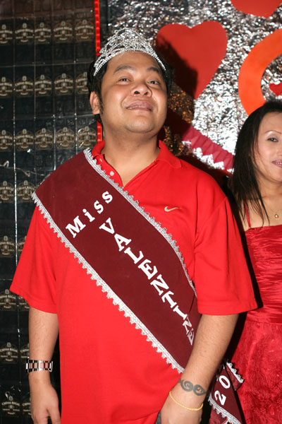 Typisch Spassvogel Bobo - hier wird er doch glatt zur Miss Valentins-Tag gekürt.