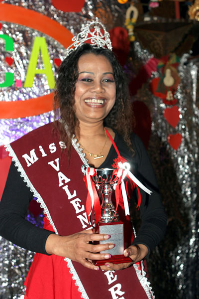 Thaifrau Aiw kann sich über die Schärpe und den Sieger-Pokal freuen.