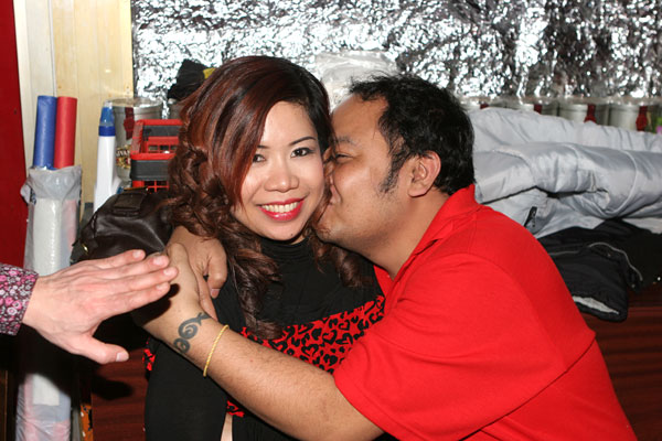 Nanu, unser Bobo Bärchen küsst eine Thai-Schönheit.