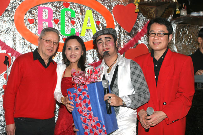 Ep und Noi werden vom R.C.A.-Team als nettestes Pärchen reichlich beschenkt.