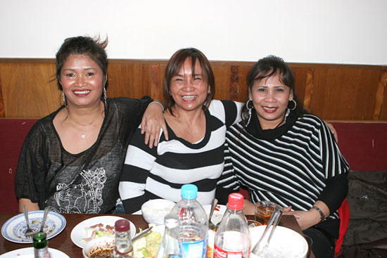 Thai-Trio in schwarz weiss am Tag der Liebe.