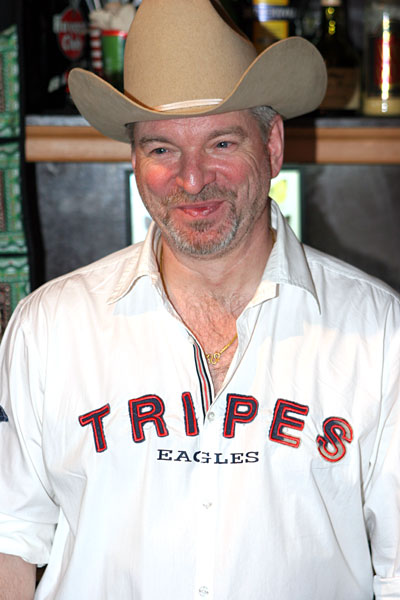 Walter spielt auch Gitarre und singt.