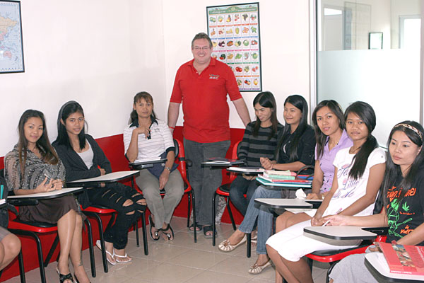 Selbstbewusst und erfolgreich: Wolfgang Payer in seiner Easy ABC Sprachschule in Pattaya.