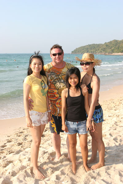 Wolfgang Payer ist der Chef der Easy ABC Sprachschule in Pattaya. Hier am Strand nicht alleine.