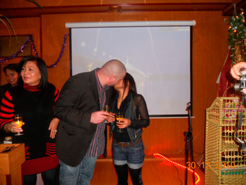 Ein Kuss von Dee besiegelt den Hochzeitsantrag