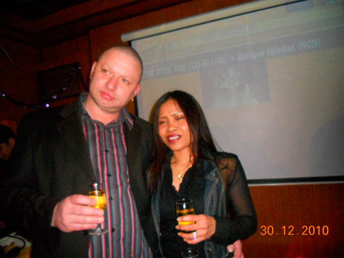 Dee mit Peter beim Hochzeitsantrag