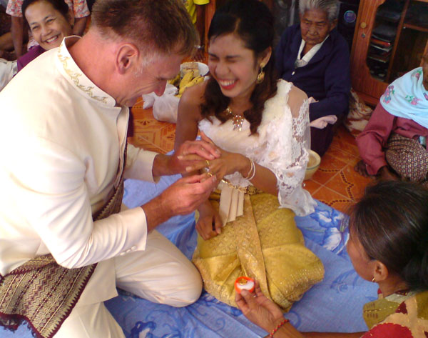 Franky streift den goldenen Ring über - Weau lacht fröhlich