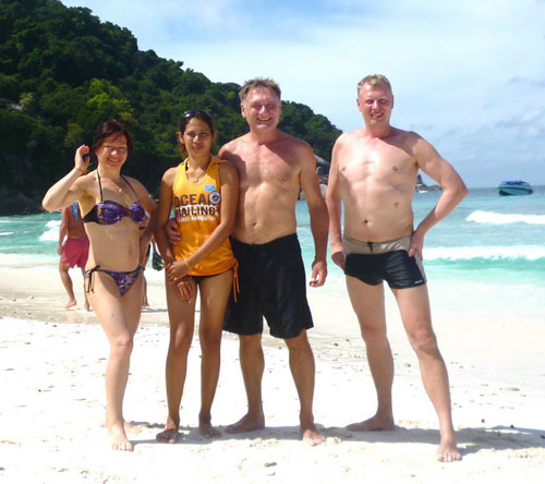 Weau und Franky mit Freunden am Strand auf Ko Similian