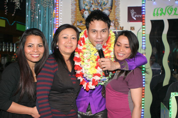 Man Maneewan mit Malinee, Ott und Kitta von links