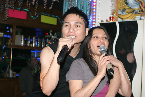 Man Maneewan mit Thaifrau Kitta eng an eng