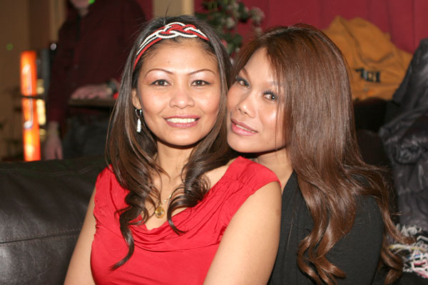 Thaifrau Vee lässt sich von Oni anschmusen