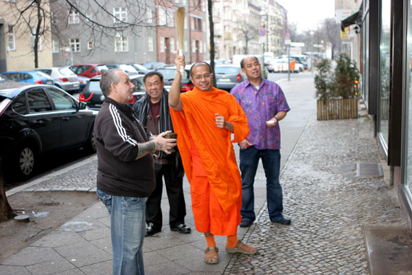 Weihe der KB-Thaimassage in Berlin, von links: Werner, Bancha, Mönch, Mangkorn