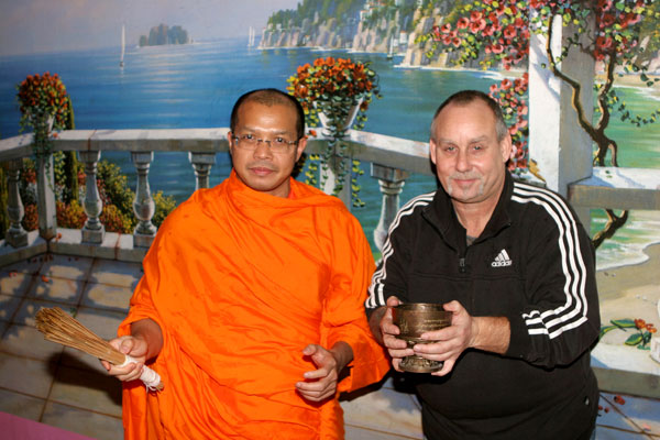 Der Mönch weiht. Werner hält die Schale mit dem heiligen Wasser