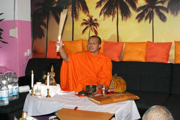 Der Mönch weiht die Räume der KB-Thaimassage in Berlin