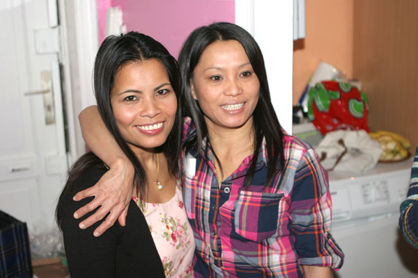 Rechts Thaifrau Kitta, die Chefin, links Thai-Schönheit Malinee